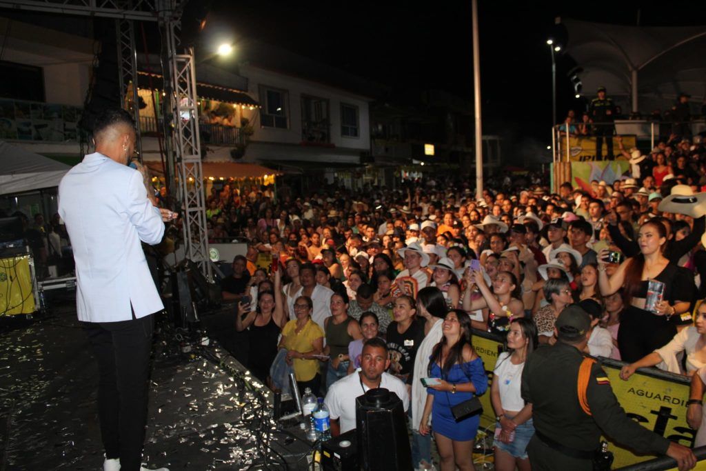 Las Fiestas del Aguacate y del Turismo se vivieron con euforia y algo de lluvia. Con reinas, carrozas, comparsas y la tradicional alborada se celebró el evento que tuvo lugar en el primer puente festivo del mes de junio. 