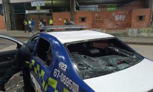 Patrulla de policía destruida