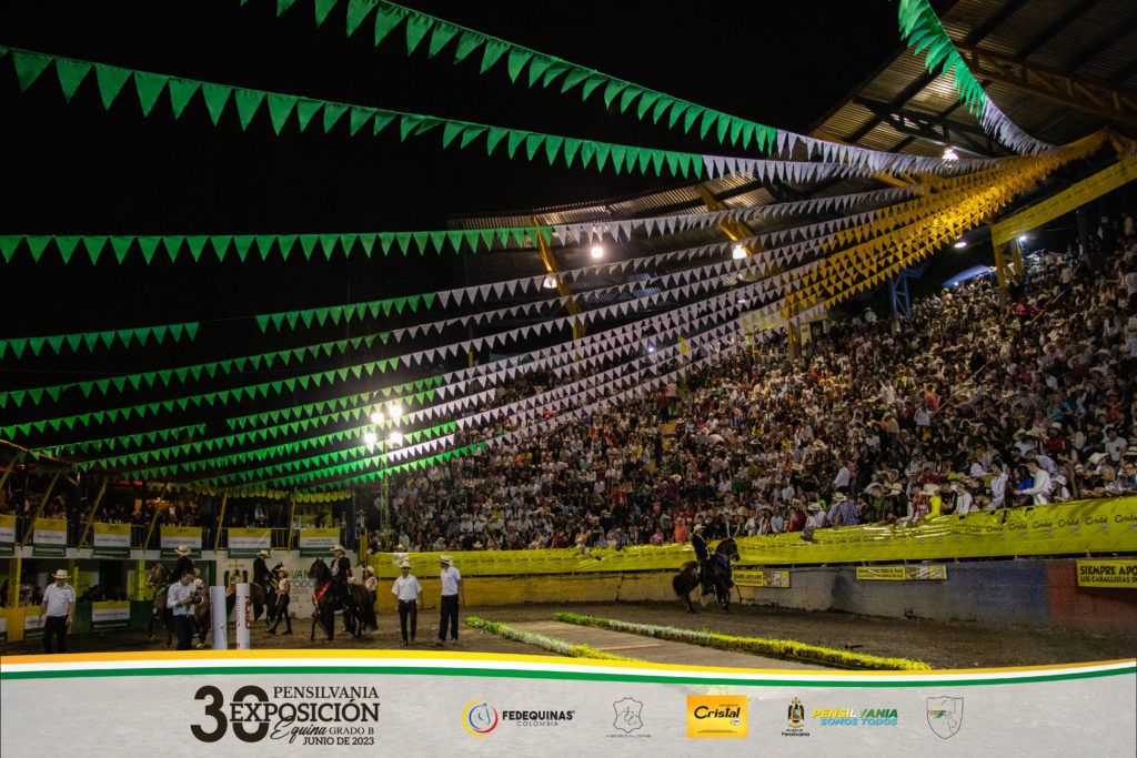 La multitud cumplió con el aforo en el Coliseo de Ferias y Exposiciones Alfonso Hoyos Giraldo. Desde la semana pasada la Alcaldía emitió un comunicado donde mencionaban el cierre de las calles para evitar los trancones dentro del municipio y como era de esperar las filas para entrar al recinto daban muestra que la gente no se quería perder la Exposición Equina.