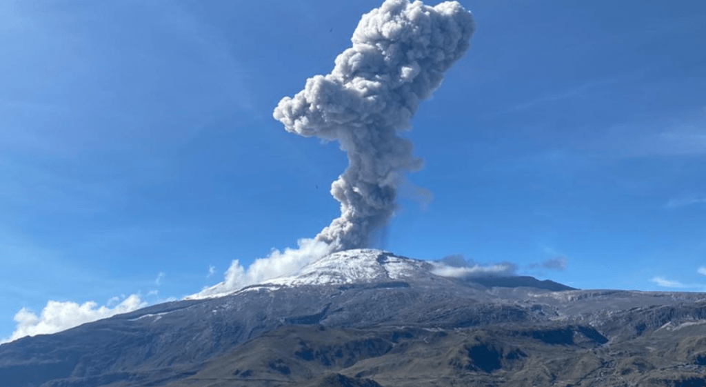 nevado del ruiz emitiendo ceniza