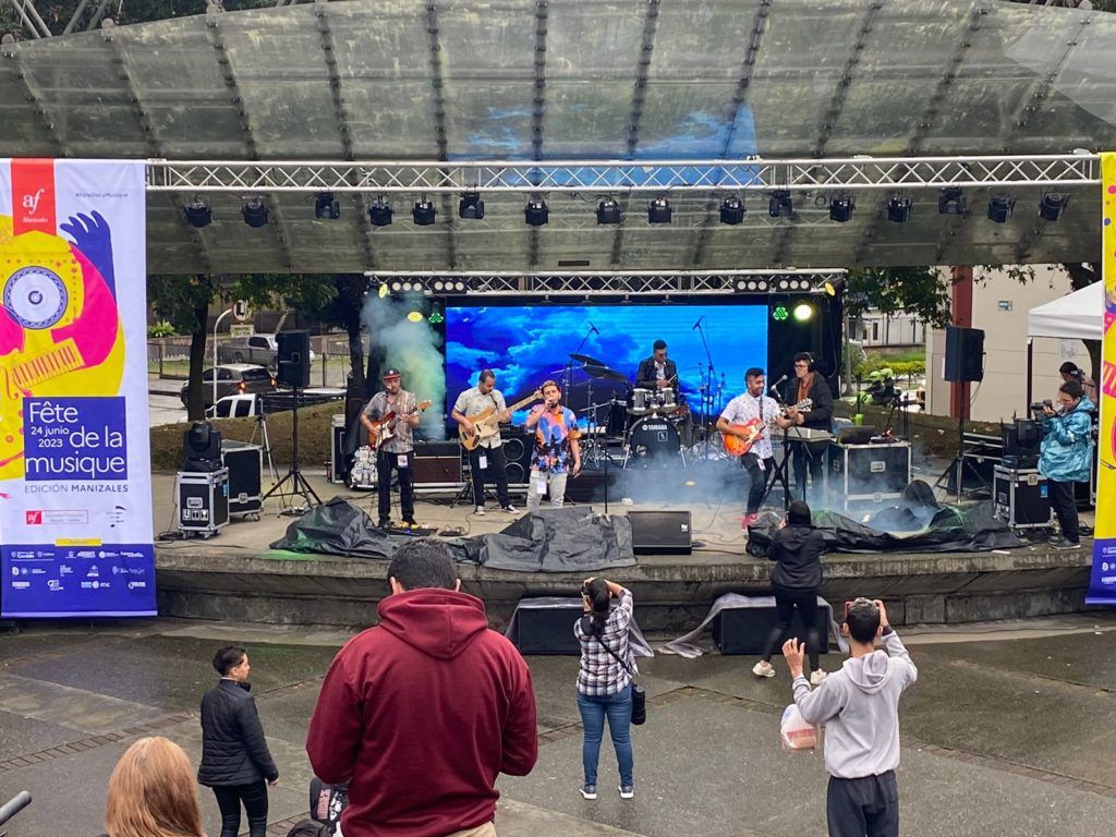 Aunque la lluvia hizo presencia, algunas personas se dejaron cautivar por la ‘Fête de la musique’ o Fiesta de la Música que se realizó en el Parque Ernesto Gutiérrez, gracias a un trabajo realizado por la Alianza Francesa de Manizales, con el apoyo de la Alcaldía de Manizales y la Embajada de Francia en Colombia.