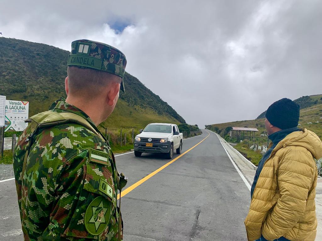 Se mantienen y se refuerzan algunos  esquemas de seguridad en las subregiones de Caldas, donde se esperan más turistas por festividades, puente festivo y el cambio de alerta naranja a amarilla del volcán Nevado Ruiz. Mas de 800 efectivos estarán por las vías del departamento durante el puente festivo.