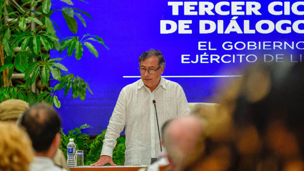 Se busca la paz con el Eln El Presidente Gustavo Petro firmó el Decreto 1117 del 5 de julio del 2023 que ordena cese al fuego bilateral y temporal de carácter nacional con el Eln, entre el 3 de agosto de 2023 y el 29 de enero de 2024, el cual podrá ser prorrogado con base en la valoración que se realice en la Mesa de Diálogos de Paz de los informes que presente el Mecanismo de Monitoreo y Verificación, y conforme a lo acordado por las partes. El Decreto específico que el cese al fuego tendrá como objetivo mejorar la situación humanitaria de las poblaciones y de los territorios, con el propósito de que “la población civil pueda ejercer sus derechos y libertades, con énfasis en los más vulnerables, entre ellos, los liderazgos sociales y ambientales, pueblos étnicos, mujeres, personas defensoras de derechos humanos y los menores de edad”. En ese sentido, mediante esta norma, estructurada en cuatro capítulos y 15 artículos, el Jefe de Estado ordena la suspensión de operaciones militares y operativos policiales ofensivos, “a partir de las 00:00 horas del 6 de julio de 2023, en contra de los integrantes del Eln que participen en el proceso de paz y se encuentren dentro de los procedimientos para la ejecución del acuerdo del cese al fuego bilateral y temporal de carácter nacional y los protocolos correspondientes”. En ese orden de ideas, el citado Decreto indica que “la suspensión de operaciones militares y operativos policiales ofensivos se hará sin perjuicio del cumplimiento de la función y obligación constitucional y legal de la Fuerza Pública de preservar la integridad del territorio nacional, garantizar el orden constitucional y legal y asegurar las condiciones necesarias para el ejercicio de los derechos y libertades públicas en todo el territorio nacional”. Mecanismo de verificación ​Con relación el Mecanismo de Monitoreo y Verificación del cese al fuego, el Decreto estableció que este será integrado por el Gobierno Nacional (Fuerza Pública y Oficina del Alto Comisionado para la Paz), el Eln, la Conferencia Episcopal de Colombia y la Misión de Verificación de la Organización de las Naciones Unidas (ONU) en Colombia. Finalmente, el Gobierno Nacional ordena que, a través del Fondo de Programas Especiales para la Paz, o de otros fondos que se creen para estos efectos, se disponga de los recursos necesarios para la implementación de los compromisos y las responsabilidades derivadas de este Decreto.