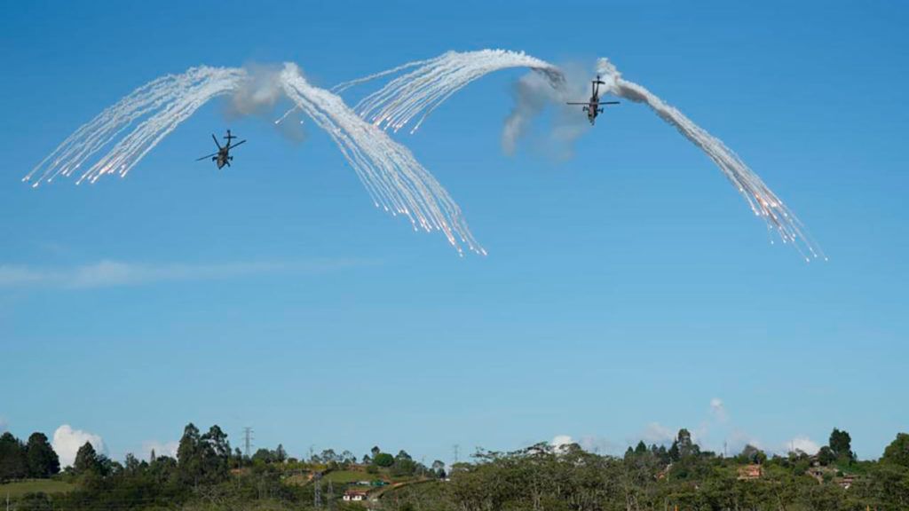 En la inauguración de la Feria Internacional Aeronáutica y Espacial F-AIR 2023, el Presidente Gustavo Petro afirmó que es necesario fortalecer las capacidades de las fuerzas aéreas y naval para defender todo el territorio nacional, y también se refirió a la importancia de coordinar acciones con Brasil para proteger la Selva Amazónica.