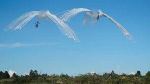 En la inauguración de la Feria Internacional Aeronáutica y Espacial F-AIR 2023, el Presidente Gustavo Petro afirmó que es necesario fortalecer las capacidades de las fuerzas aéreas y naval para defender todo el territorio nacional, y también se refirió a la importancia de coordinar acciones con Brasil para proteger la Selva Amazónica.