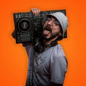 Santiago Cardona Castaño, artífice de un proyecto musical que fusiona Reggae, Rap y Dancehall para resaltar la cultura afrocaribeña en Colombia, se presenta en uno de los festivales más destacados del país.