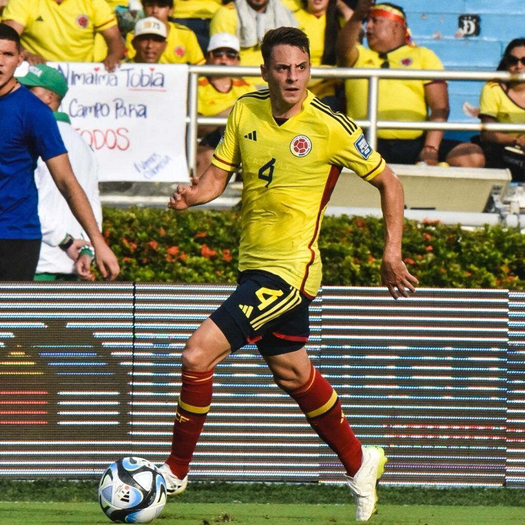 Santiago Arias, sale de la concentración de la tricolor, debido a un golpe que sufrió en el partido contra Uruguay y como consecuencia le impide estar físicamente en plenitud de condiciones.