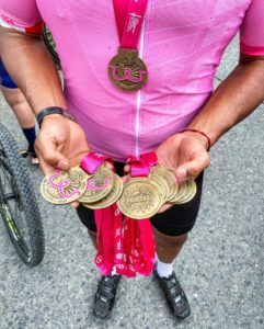 El grupo organizado Parceras Manizales, en asociación con la Liga Colombiana Contra El Cáncer, realizó La Ruta Fucsia el pasado domingo 8 de octubre. El evento tiene como objetivo crear conciencia sobre la lucha contra el cáncer de mama y presentar la detección temprana como la mejor herramienta contra este. La ruta se produce anualmente en Bogotá y Manizales.