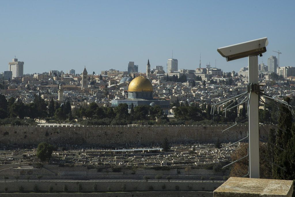 El conflicto en Palestina y el mundo entero es testigo de un aumento significativo en el empleo de la tecnología en el ámbito bélico, generando debates y cuestionamientos sobre sus implicaciones éticas y morales.