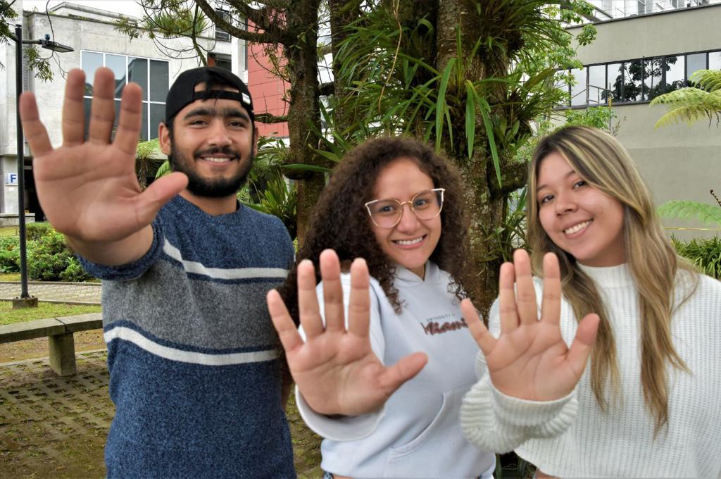 La Universidad Autónoma de Manizales se compromete con la excelencia académica, extendiendo su apoyo a estudiantes de bajos recursos a través de becas de rescate y sostenimiento. Con el firme propósito de transformar historias y mejorar vidas, destinado a brindar oportunidades a jóvenes deseosos de brillar a pesar de las dificultades económicas.