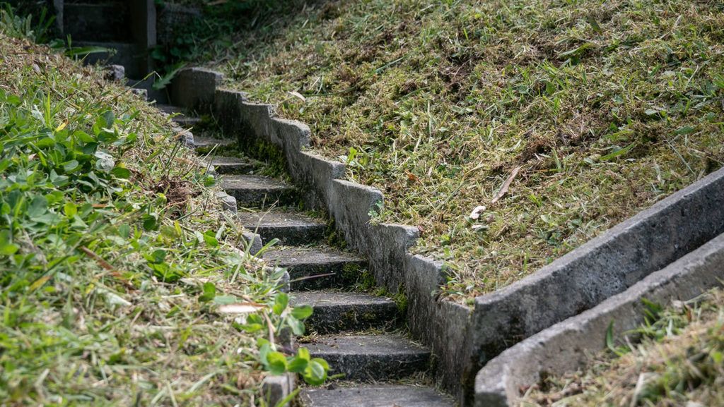 Durante las últimas tres décadas, la Universidad Nacional de Colombia (UNAL) Sede Manizales ha acumulado un valioso conocimiento a través de investigaciones centradas en la prevención y gestión del riesgo. Esta experiencia posicionó a la institución como líder en este campo. Ahora, este bagaje se traduce en la creación del Centro de Excelencia en Gestión del Riesgo y Adaptación al Cambio Climático. Este nuevo centro tiene como objetivo impulsar el desarrollo y la consolidación de políticas públicas que se traduzcan en acciones concretas en esta esfera crucial. La evolución de este conocimiento demuestra el compromiso continuo de la UNAL Sede Manizales en abordar de manera proactiva los desafíos asociados con el riesgo y el cambio climático, con la intención de contribuir significativamente al bienestar y la seguridad de la sociedad.