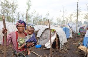 Mutuhimana Godence, de 38 años, y su bebé Alliance en un campamento para personas desplazadas internas en Rusayo, provincia de Kivu del Norte, República Democrática del Congo.