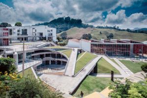 Continúa la controversia en torno a la rectoría de la Universidad Nacional. Tras el nombramiento de Juan David Correa, ministro de Cultura, como ministro de Educación “ad hoc” por parte del presidente Petro, se ha emitido una resolución en la que el Gobierno ordena a esta institución educativa nombrar un nuevo rector interino en un plazo de 24 horas. La Resolución 7480 de 2024, firmada por Correa, instruye al Consejo Superior Universitario (CSU) a convocar una sesión extraordinaria cuyo único punto del orden del día sea la designación de un rector encargado de manera transitoria hasta que el CSU tome una decisión definitiva sobre la conducta de autoposesión de Ismael Peña. Además, el documento solicita al CSU que adopte con la mayor celeridad posible las decisiones necesarias para resolver la vacante de la representación estudiantil ante el Consejo Superior Universitario. El ministro Correa indica que, una vez resuelta la vacante, el CSU, conforme a su evaluación sobre la conducta de autoposesión de Ismael Peña Reyes, determinará si procede mantener el encargo de la rectoría por un periodo más prolongado. Asimismo, se aclara que estas disposiciones se emiten bajo la amenaza de multas de hasta 100 salarios mínimos mensuales legales vigentes, con el objetivo de cesar cualquier procedimiento o acto que contravenga la Constitución. La decisión del Gobierno nacional ha suscitado numerosas críticas, pues se argumenta que podría estar violando la autonomía universitaria que posee el Consejo Superior de la universidad pública más grande del país. Esta decisión del ministro de Educación Ad Hoc, Juan David Correa, es adoptada para garantizar la calidad del servicio público de educación superior y su continuidad, condiciones que se han visto comprometidas con las actuaciones desplegadas por el señor José Ismael Peña Reyes, quién desde el 2 de mayo de 2024 ha venido cumpliendo funciones de rector de la Universidad Nacional de Colombia, sin el lleno de los requisitos exigidos para ello. Es importante señalar que la Corte Constitucional de Colombia ha establecido, en numerosas sentencias, que la autonomía universitaria no es una potestad absoluta y que tiene límites legítimos: “que están dados, principalmente, por la ley y el respeto a los derechos fundamentales de toda la comunidad del centro universitario”.