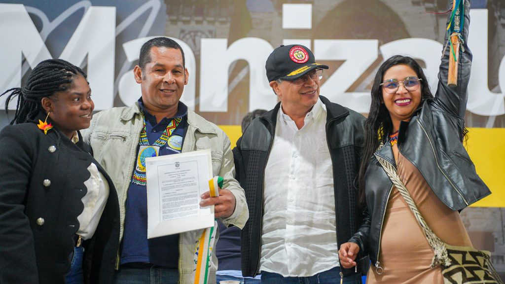 En la visita a Manizales, el presidente Petro entregó la constitución del resguardo indígena La Trina del Pueblo Emberá Chamí, aprobado por el Consejo Directivo de la Agencia Nacional de Tierras, en un predio baldío de posesión ancestral de más de 2 hectáreas, ubicado en el municipio de Supía.