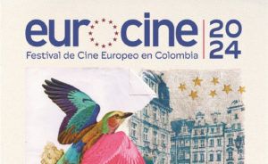 Cinespiral aloja al Festival de Cine Europeo que desde el 9 de mayo se está proyectando y se extenderá hasta el 19 de mayo. Su sede queda en la carrera 23B #70A-99 en el barrio La Camelia. El Festival de Cine Europeo en Colombia, organizado por la Fundación Kulturvisión, cumple 30 años inspirando generaciones, con una trayectoria que hoy es considerado como un referente destacado en la promoción de la cultura cinematográfica en el país, con la exhibición de obras que reflejan narrativas, memorias y rasgos culturales de diversas regiones de Europa, en diferentes idiomas y con múltiples perspectivas artísticas y culturales. Este evento invita al público colombiano a vivir una experiencia de cine diferente y alternativa a través de una nutrida programación de contenidos audiovisuales de 20 países y un componente académico que cuenta con conversatorios, charlas y clases magistrales. “El foco principal de este año se centra en conmemorar los 30 años del Festival como un espacio de encuentros intergeneracionales en torno al cine europeo. Las diferentes secciones buscan destacar lo mejor del cine contemporáneo de Europa, al mismo tiempo que rinden homenaje a la diversidad que ha caracterizado estas tres décadas. Vamos a celebrar este aniversario con una nueva programación, un equipo apasionado por el cine y el desafío de captar la atención de las nuevas generaciones en redes sociales y en las calles, para invitarlos a ser parte de esta emocionante experiencia cinematográfica que traemos a los colombianos”, asegura Lucía González, nueva directora de Eurocine. Lucía González García asume la dirección del Festival en su edición 30; ella es Maestra en Guion, Narrativa y Creatividad Audiovisual de la Universidad de Sevilla, España, y profesional en Literatura Comparada y Cinematografía de la Freie Universität Berlin, Alemania. A lo largo de su carrera, ha creado, producido y gestionado una amplia variedad de proyectos interdisciplinarios que exploran la intersección entre el arte, la cultura y la justicia social. Suecia, como país invitado de honor, contará con una selección representativa de lo que es la tradición del cine sueco en la actualidad. Dentro del grupo de nueve películas que harán parte del Festival, hay reflexiones sobre los derechos de las minorías, un documental sobre el cine queer en Suecia, un largometraje biográfico sobre una artista sami y comedias negras sobre la amistad o emotivas búsquedas familiares. Es una muestra de que el cine sueco, cien años después de sus inicios, sigue encontrando una voz para darle forma a las preocupaciones actuales. “Es un honor ser país invitado de esta edición, una participación que coincide con la celebración de los 150 años de relaciones diplomáticas entre Suecia y Colombia, lo que representa una oportunidad para qué la larga tradición cinematográfica de Suecia encuentre espectadores en Colombia y sea un motivo más de diálogo y transformación social, con el cine como un vehículo poderoso para hacerlo posible", señala Pontus Rosenberg, encargado de negocios de la Embajada de Suecia en Colombia. Secciones del Festival Siete secciones del Festival que darán un panorama de la cinematografía europea Aunque la protagonista este año son sus 30 años, la programación tendrá un enfoque que busca celebrar el aniversario con una curaduría que impulse a Eurocine a un futuro duradero y abundante, en parte, cautivando audiencias más jóvenes e invitando a la gente a retomar la costumbre de vivir la experiencia de asistir a las salas de cine, gracias a una variada oferta de películas de géneros como drama, comedia, coming-of-age, ciencia ficción, misterio, documental, thriller, crimen, entre otros. La sección oficial es Pulsiones, compuesta por títulos recientes con temas actuales que generan debate y cuestionamientos, manifestando también las realidades que componen el continente europeo; A mil revoluciones se centra en temáticas que empatizan con la población juvenil; Parche Cine busca acercar las narrativas europeas al público general, a las familias y a la gente que busca en el cine un espacio de distracción; Miradas Transnacionales es una de las novedades de esta edición, un espacio que aprovechará la creciente cooperación entre Europa y Colombia con coproducciones cinematográficas; la Retrospectiva de Roy Andersson mostrará una amplia perspectiva del cine de uno de los grandes referentes en las expresiones poéticas, sarcásticas y filosóficas del cine sueco; otra de las novedades es la presencia del curador invitado Carlo Chatrian, director artístico de la Berlinale, quien curará una sección exclusiva con la metodología Carta Blanca; y, por último, la sección En Foco: 30 Años que celebrará las tres décadas del Festival, la cual será curada en parte con la participación del público, un foco que marca la diferencia con ediciones anteriores pues, en esta ocasión, busca involucrar a sus audiencias más allá de ser espectadores. La 9 ciudades que reciben este evento En Medellín, tendrá presencia en el Centro Colombo-Americano y Procinal CC Plaza de las Américas; Manizales, en Cinespiral; Pereira, en la Alianza Francesa; Cali, en la Cinemateca Museo La Tertulia y la Alianza Francesa; Cartagena, en la Fundación Casa Cultural Colombo Alemana; Santa Marta, en la Alianza Francesa; Bucaramanga, en la Universidad Autónoma de Bucaramanga; y, Barranquilla, en la Alianza Francesa y la Cinemateca del Caribe. Además, como novedad, el Festival tendrá funciones en diferentes municipios de Cundinamarca y en Rincón del Mar, corregimiento del municipio de San Onofre, Sucre.