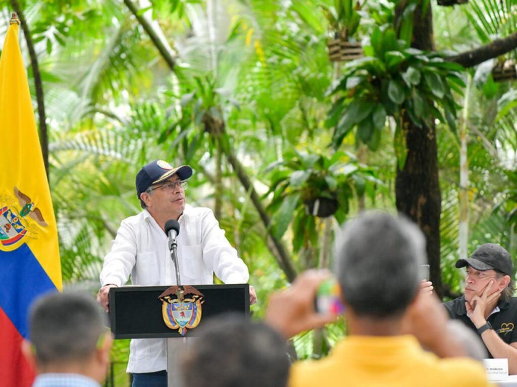 La delegación del Gobierno Nacional en los diálogos de paz con el Ejército de Liberación Nacional (ELN) ha emitido un comunicado oficial solicitando al máximo comandante del grupo rebelde, Antonio García, cesar la presunta estrategia de agresión contra el presidente de la República, Gustavo Petro, y los negociadores del Ejecutivo en la mesa de negociaciones.