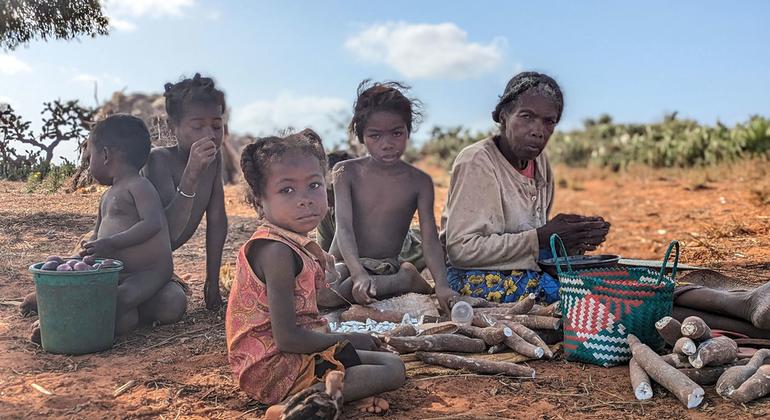 Una abuela prepara yuca para dar de cenar a sus nietos en Madagascar.