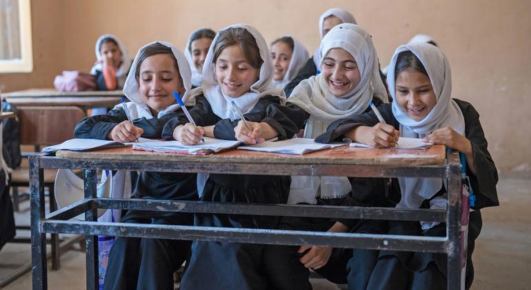 Unas niñas estudian en una escuela de Mazar-i-Sharīf, provincia de Balkh, Afganistán.