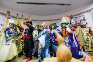 El Carnaval de Riosucio comenzó a vivirse desde hoy con el lanzamiento oficia de su versión que se celebrará del 3 al 8 de enero del 2025. La instalación de la República del Carnaval está programada para el 13 de julio, y cada mes se realizarán lecturas de los decretos, como lo es por su tradición.