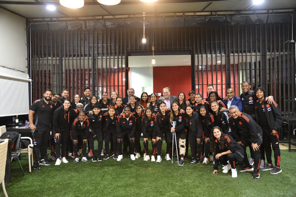 El Técnico Carlos Paniagua durante el último entrenamiento con las jugadoras