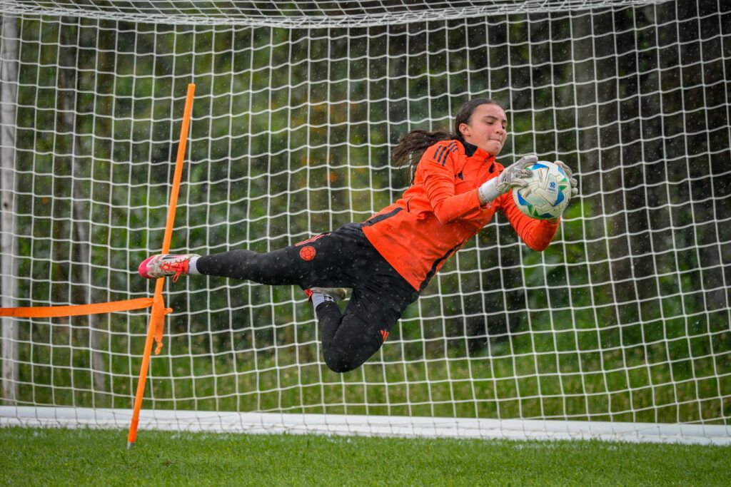 Sofía Prieto, la arquera manizaleña en la última practica de la Selección Colombia Sub 17