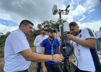 Caldas apuesta por un agro inteligente con histórica entrega de estaciones climáticas