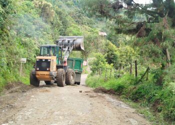 Maquinaria de la Gobernación de Caldas avanza en mantenimiento vial este jueves: atento a los puntos