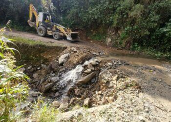 Combos de maquinaria atienden corredores viales en nueve frentes de Caldas este martes