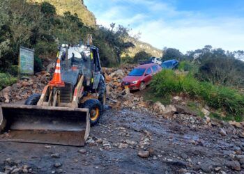 Crecientes de quebradas y caída de rocas mantienen afectaciones en la vía entre Termales del Otoño y El Arbolito