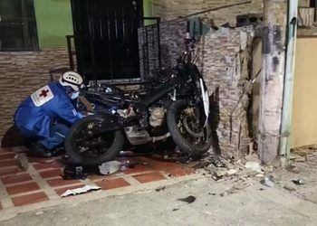 Investigan accidente en el que murió un motociclista tras chocar contra un muro en Minitas, Manizales