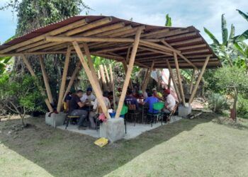 Aprendices del SENA construyen nuevo comedor escolar en guadua para la comunidad de La Esmeralda