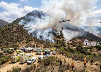 Temporada seca golpea zonas clave: llamas amenazan cerro en Villa de Leyva y acueducto en Norte de Santander